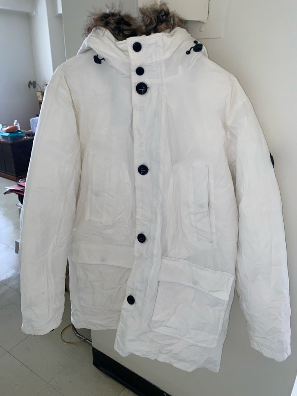 MICHAEL KORS 
MEDIUM WHITE SNORKEL HOOD FUR TRIM WHITE